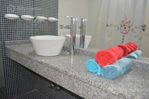Cuenta con una encimera con 2 toallas y un lavabo. en Buenos Aires, Movistar Arena, Club River Plate, GEBA en Buenos Aires
