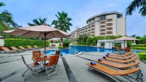 Bazén v ubytování Ramada Plaza by Wyndham JHV Varanasi nebo v jeho okolí