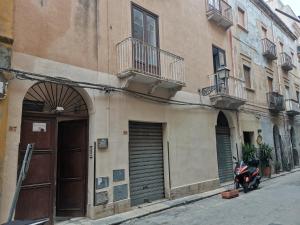 a scooter parked in front of a building at Tampasio Apartment Trapani centro in Trapani