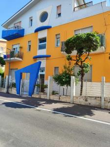 een gebouw met een blauw object naast een straat bij Lacasadelmare in Francavilla al Mare