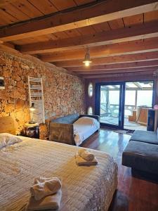 Postel nebo postele na pokoji v ubytování Hobbit house Beli