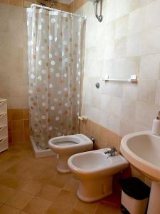 エルコラーノにあるB&B Vesuvius Homeのバスルーム(トイレ、洗面台、シャワー付)