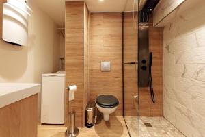 La salle de bains est pourvue de toilettes et d'une douche en verre. dans l'établissement ღUrban Cocon Wi-Fi Centre historique, à Manosque