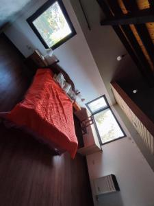 nad głową sypialni z czerwonym łóżkiem w obiekcie Los soles de montaña w mieście Villa Pehuenia