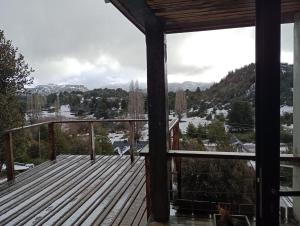 uma vista do convés de uma cabina em Los soles de montaña em Villa Pehuenia