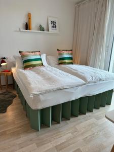 Ein Bett oder Betten in einem Zimmer der Unterkunft Stilvolles und modernes Appartement mit sonnigem Balkon in Flughafen- und Messenähe 31