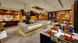 Restaurace v ubytování Ramada Plaza by Wyndham JHV Varanasi