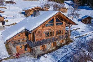 an overhead view of a log cabin in the snow at Chalet luxe & calme La Chandelle, 6-12 p, Vue+++ in Saint-Gervais-les-Bains