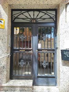 uma porta com um portão de ferro forjado num edifício em Bright and quiet studio in Málaga em Málaga