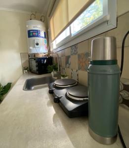 een keuken met een wastafel en een vuilnisbak bij *Viejo Refugio* in Tandil