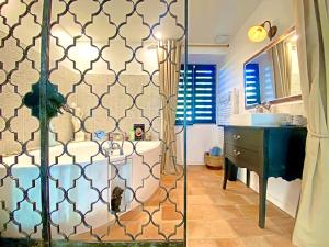 een badkamer met een douche en een glazen deur bij L'Escapade in Cazouls-d Herault