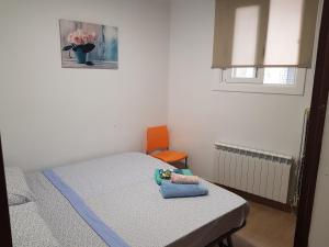 Habitación pequeña con cama y mesa en Fantàstic Pis a Oliana Alt Urgell Lleida Wifi, en Oliana