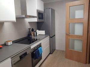 eine Küche mit Spüle und Herd oberen Backofen in der Unterkunft Fantàstic Pis a Oliana Alt Urgell Lleida Wifi in Oliana