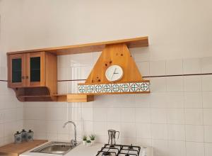 uma cozinha com um lavatório e uma luz sobre um fogão em STAR HOUSE CASA VACANZE em Marsala