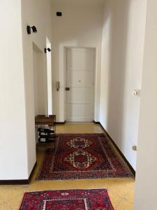 an empty hallway with a rug on the floor at STAR HOUSE CASA VACANZE in Marsala