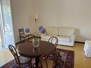 sala de estar con mesa, sillas y sofá en STAR HOUSE CASA VACANZE, en Marsala