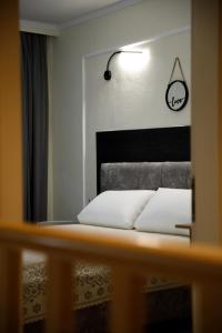 odbicie łóżka w lustrze w obiekcie Martin Villa Gjirokaster w Gjirokastrze