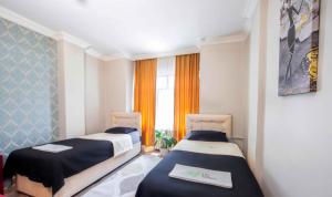 2 Betten in einem Zimmer mit Fenster in der Unterkunft Seyir Evleri DİVAN in Kayseri