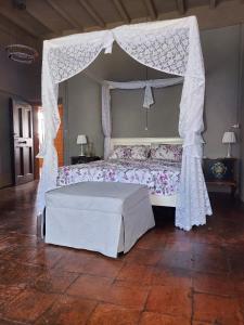 1 dormitorio con 1 cama con dosel en Casa Barattini, en Zocchetta