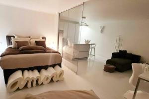 een slaapkamer met een groot bed en een glazen wand bij Le rêve de Déborah in Cap d'Agde