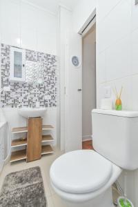 biała łazienka z toaletą i umywalką w obiekcie Apartamento em ótima localização w São Paulo