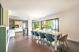 a kitchen and dining room with a table and chairs at Villa de standing mer, proximité plage et thalasso in Douarnenez