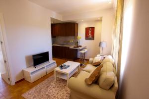sala de estar con sofá y TV en Cortijo De Cortes, en Estepona