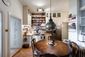 プラハにあるVictoria Design Stays - Premium Apartment Ohradaのキッチン(木製テーブル付)