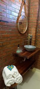 諾布里斯的住宿－Pousada Bem Viver，一间带水槽和镜子的浴室