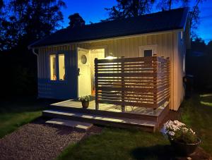un pequeño cobertizo con terraza en el patio en Bittes & Lasses Guest House en Kalmar