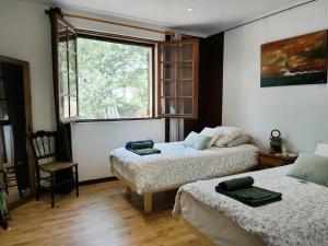 - une chambre avec 2 lits et une fenêtre dans l'établissement Villa Les Chariotins, à Draguignan