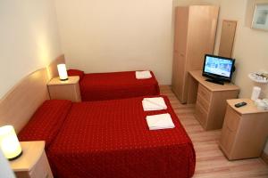 Postel nebo postele na pokoji v ubytování Elmwood Hotel + 21 fotografií