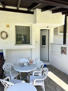 スカラ・フォルカスにあるMaria's Sea View Houseのパティオ(白いテーブル、椅子付)