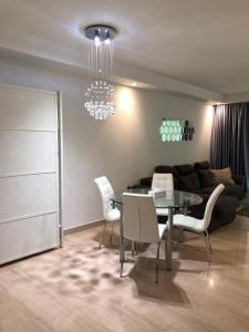 sala de estar con mesa y sofá en Medina de Banus Marbella, en Marbella