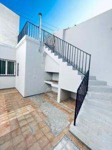 una escalera en una casa blanca con una escalera en Departamento, San Juan Centro en San Juan