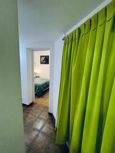 un pasillo con cortinas verdes en una habitación en Departamento, San Juan Centro en San Juan