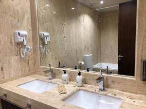 baño con 2 lavabos y espejo grande en Medina de Banus Marbella, en Marbella