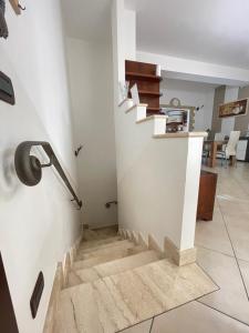 escalera en una habitación con paredes blancas y suelo de baldosa en Stella Marina, en Balestrate