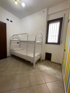 1 dormitorio con 1 litera en una habitación en Stella Marina, en Balestrate