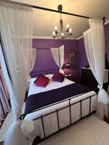 Ein Bett oder Betten in einem Zimmer der Unterkunft El Molí de Pontons suites con jacuzzi spa