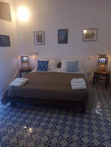 1 dormitorio con 1 cama grande en una habitación en Villa Anna Salina, en Santa Marina Salina