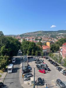 ein Parkplatz voller geparkter Autos in der Unterkunft Royal Bistrik Apartment in Sarajevo