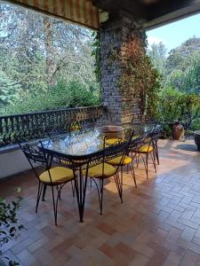 einen Tisch und Stühle auf einer Terrasse in der Unterkunft Chez Queen B&B in Lurate Caccivio