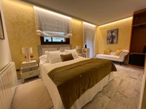 una camera con un grande letto di El Molí de Pontons suites con jacuzzi spa a Pontons
