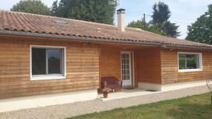 een klein huis met een stoel ervoor bij Gîte de Peyrinet in Notre-Dame-de-Sanilhac