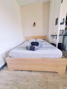 a bed with a wooden frame in a bedroom at Studio Centre Ville Stadium in Agen