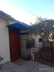 庫斯科的住宿－Casa Sara en San Blas，通往蓝色遮阳篷的房子的门