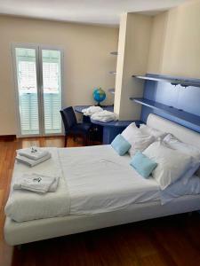 1 dormitorio con 2 camas y 2 sillas en Villa Monet en Bordighera