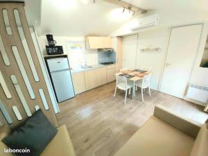 拉戈爾斯的住宿－Mobil home climatisé 6pers. 3CH camping domaine de chaussy 5* Ardèche，一间厨房,里面配有桌椅