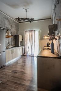 eine Küche mit Holzböden und einem großen Fenster in der Unterkunft Unique Luxury House in Athen